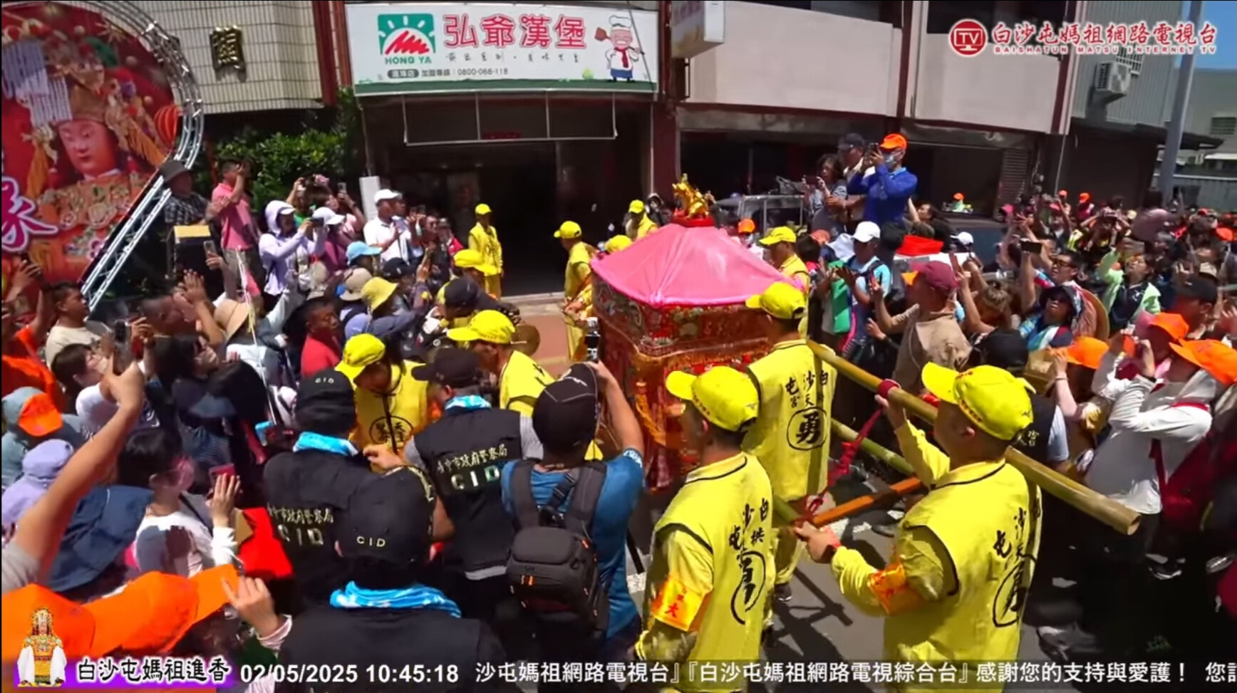 粉紅超跑:轎班人員抬著白沙屯媽祖的神轎急行的樣子